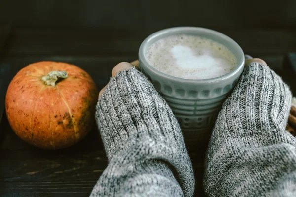 Donna Mani con latte di zucca piccante su una tavola di legno con una sw — Foto Stock