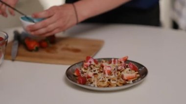 Anne ve oğlu çilekli mini krep hazırladı, çocuk mutfakta tatlı yiyor.