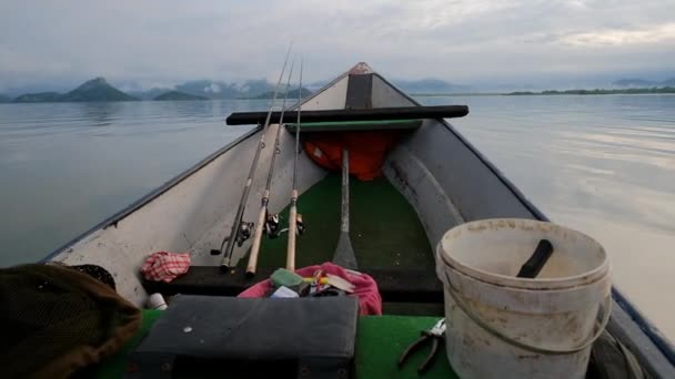 Fischerboot mit Angelausrüstung segelt auf dem Skadar-See in Montenegro — Stockvideo