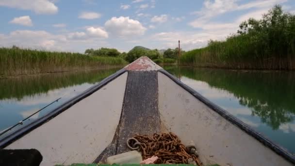 Fischerboot mit Angelausrüstung segelt auf dem Skadar-See in Montenegro — Stockvideo