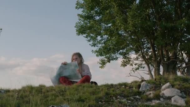 Mujer viajera con rastas sosteniendo mapa turístico en las manos y relajándose con vista panorámica del paisaje al aire libre. Mujer disfruta de montaña aventura viaje — Vídeos de Stock