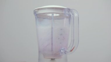 Karıştırıcıyla karıştırılmış lezzetli mor taze meyve püresi yapıyorum. Sağlıklı Tazeleyici Vegan Yaz Kokteyli 