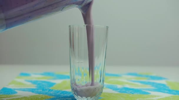 Verter sabroso batido de baya fresca púrpura en vidrio. Cóctel de verano vegano refrescante saludable — Vídeos de Stock