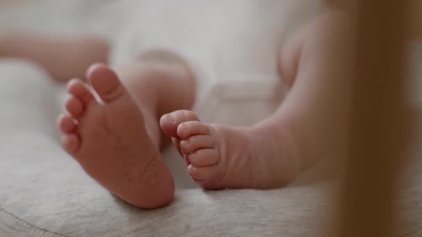 Pequeño recién nacido durmiendo Babys pies y padre mano tocando la pierna. Concepto de familia feliz, enfoque suave selectivo. — Vídeo de stock