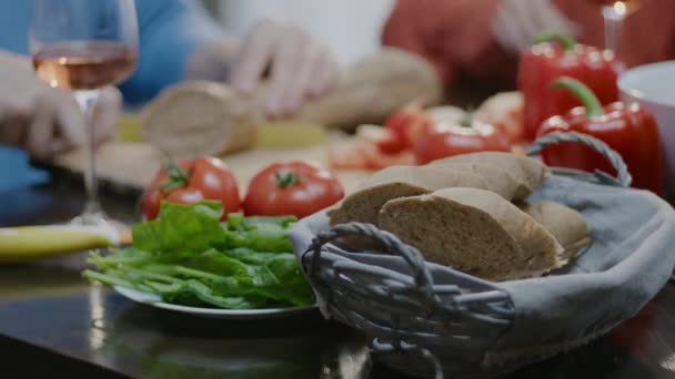 Mulher mão preparando salada fresca em casa. Família janta na cozinha — Vídeo de Stock