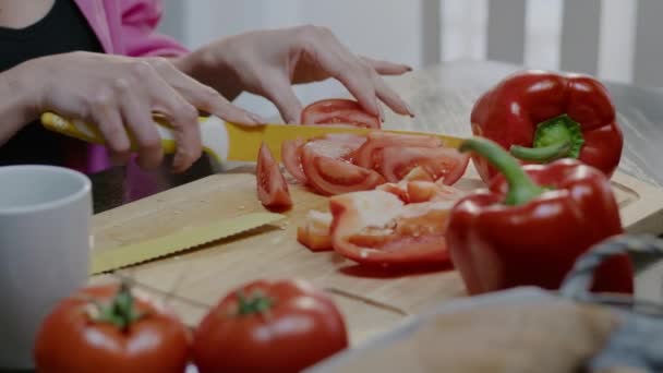 Mujer mano preparando ensalada fresca en casa. Familia cenando en la cocina — Vídeos de Stock