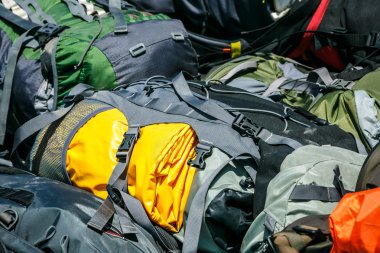 Bir yığın Hiking sırt çantaları