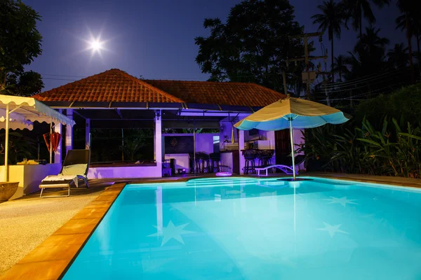 Villa con piscina por la noche — Foto de Stock