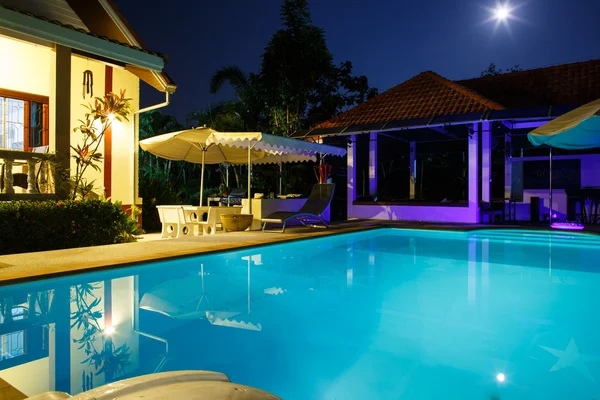 Villa con piscina por la noche — Foto de Stock