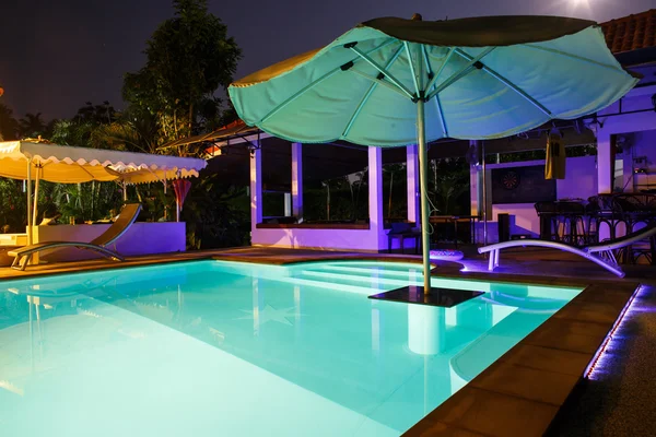 Villa con piscina por la noche — Foto de Stock