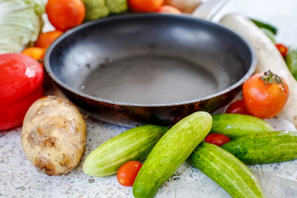Vegetables next to the pan — Stock Photo, Image