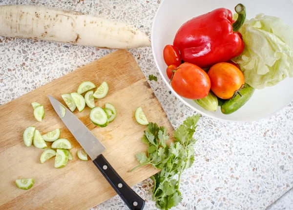 La ensalada de proceso de cocción — Foto de Stock