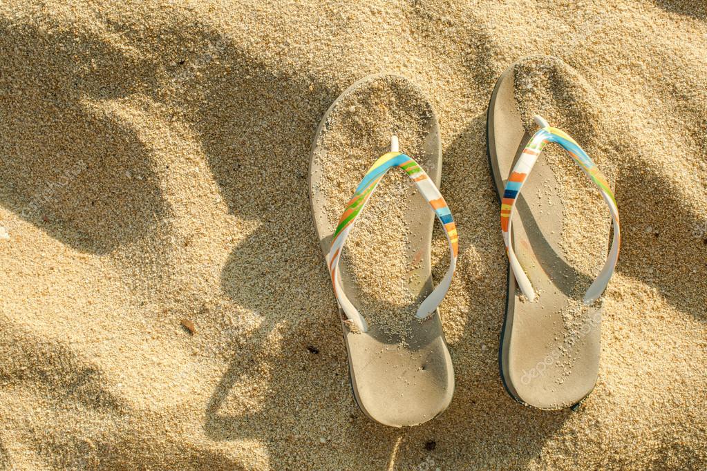 Sezione - Tara & simili > - Pagina 27 Depositphotos_72169457-stock-photo-beach-slippers-on-sand