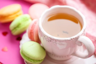 Çay ile acıbadem kurabiyesi