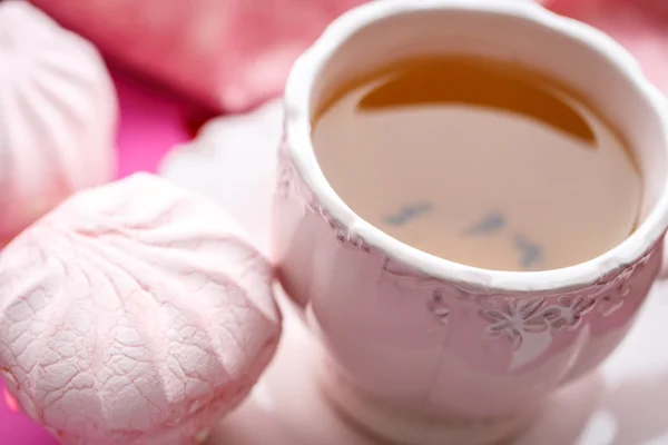 Marshmallow with tea — Stock Photo, Image