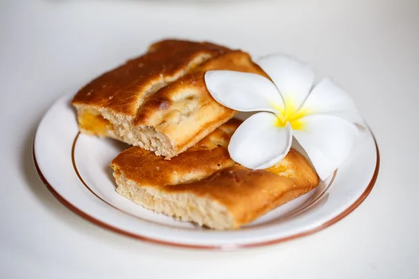 Cake decorated with flowers frangipani — Stock Photo, Image