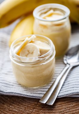 Kahvaltıda muzlu puding