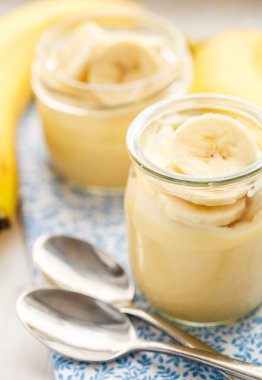 Kahvaltıda muzlu puding