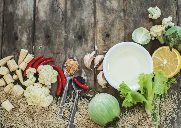 Fondo alimentario, verduras frescas, pimientos, ensalada verde, arroz, s — Foto de Stock