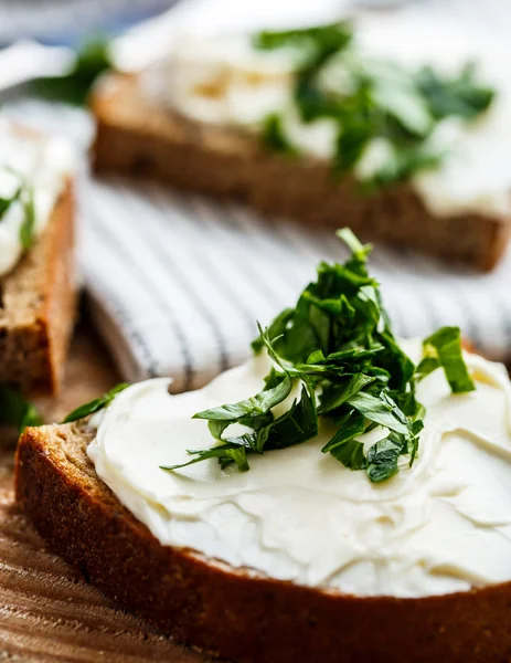Sanduíches com queijo derretido e ervas — Fotografia de Stock