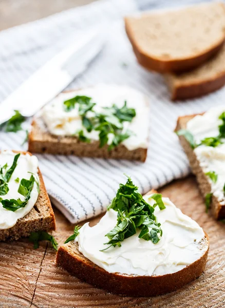 Sanduíches com queijo derretido e ervas — Fotografia de Stock