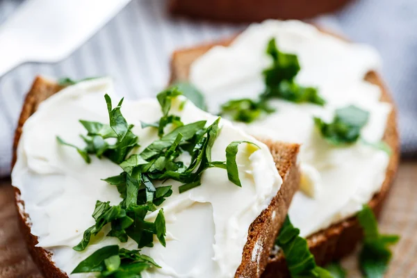 Sandwiches mit geschmolzenem Käse und Kräutern — Stockfoto