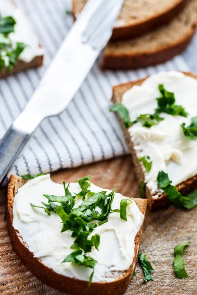 Sandwiches mit geschmolzenem Käse und Kräutern — Stockfoto