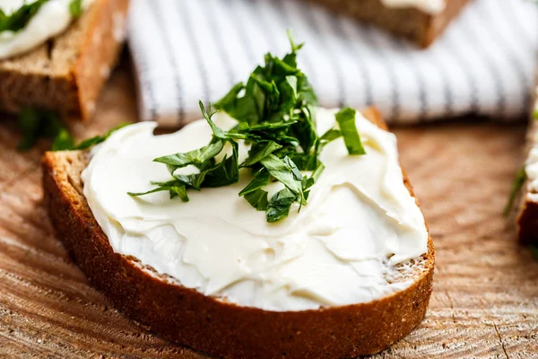 Sandwiches con queso derretido y hierbas —  Fotos de Stock