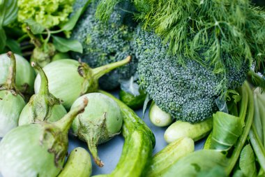 Patlıcan, brokoli ve yeşil otlar