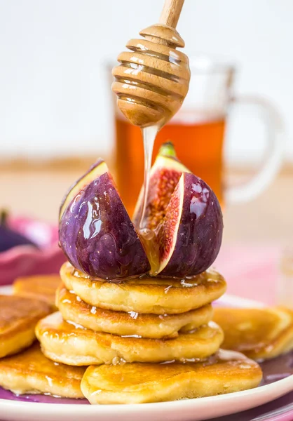 Stack of pancakes with figs and honey — Stock Photo, Image