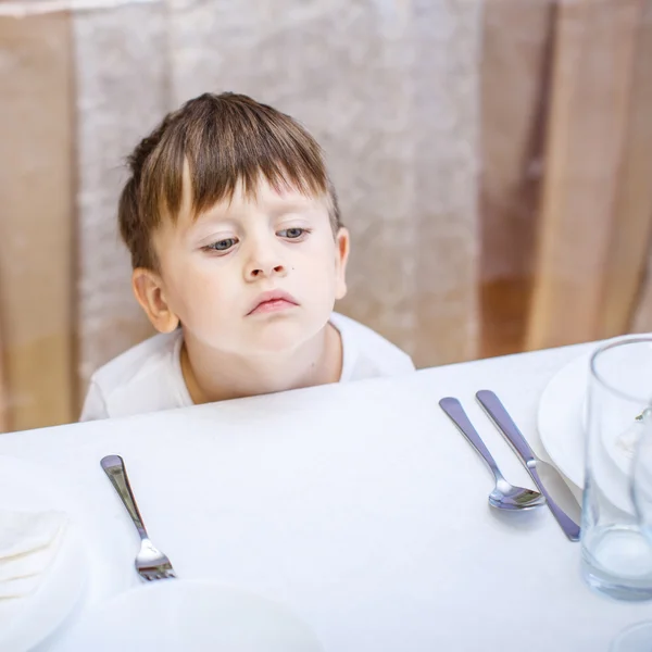 Niño de 3 años en una mesa vacía — Foto de Stock