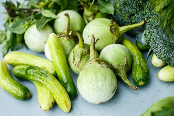 Padlizsán és zöld fűszernövények — Stock Fotó