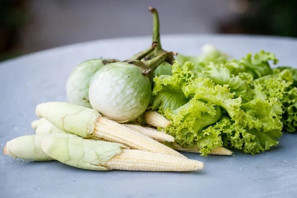 Trochę kukurydzy, zieloną sałatą i bakłażanem — Zdjęcie stockowe