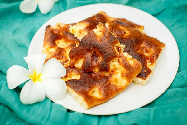 Pieces of cake decorated with flower — Stock Photo, Image