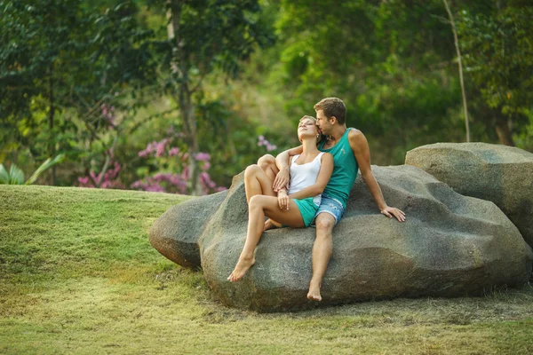 Erkek ve kadın yaz aylarında onun kollarında — Stok fotoğraf