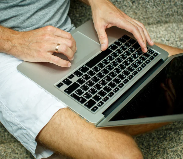 Mão masculina com laptop — Fotografia de Stock