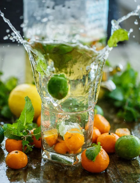 Цитрусовый лимонад с брызгами — стоковое фото