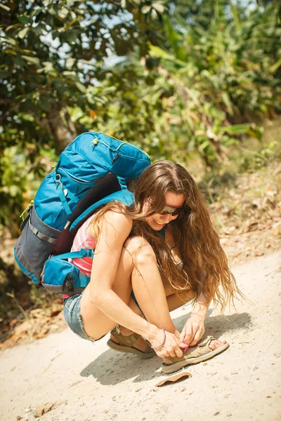 Egy nő, egy hátizsákban gombok szandál — Stock Fotó