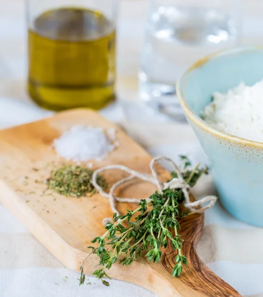 Gezellige rustiek huis keuken stilleven, gedroogde kruiden tijm, zout. — Stockfoto