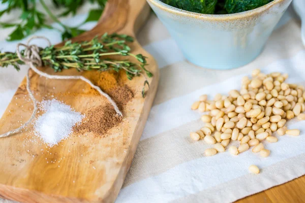 Vari ingredienti per ravioli italiani fatti in casa con ricotta ch — Foto Stock