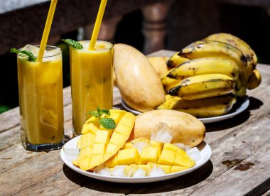 Güler yüzlü mango ve muz