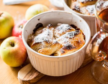 Ahşap arkaplanda elmalı turta