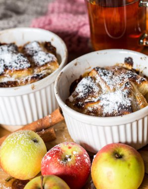 Ahşap arkaplanda elmalı turta