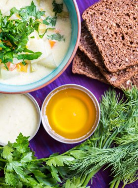 Ev yapımı vejetaryen çorba, patates, havuç, biber karanlık ile