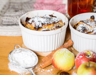 Ahşap arkaplanda elmalı turta