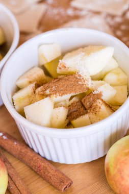 Kırmızı elma, elmalı turta için tarçın 