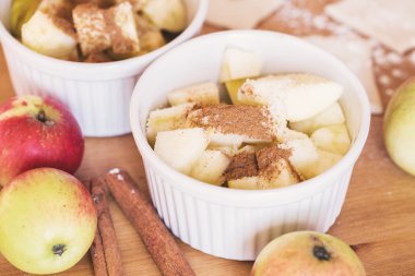 Kırmızı elma, elmalı turta için tarçın