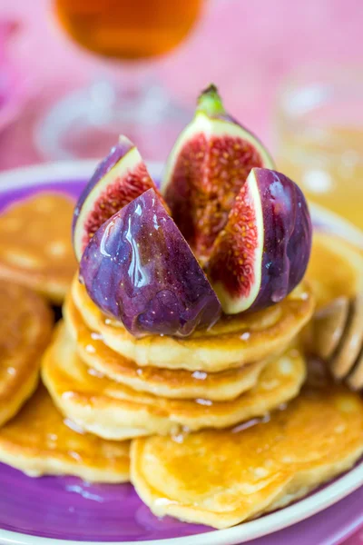 Stack of pancakes with figs and honey — Stock Photo, Image