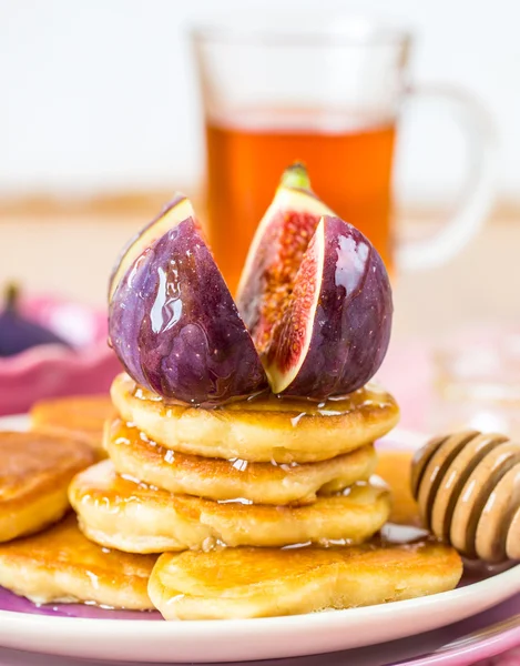 Stack of pancakes with figs and honey — Stock Photo, Image