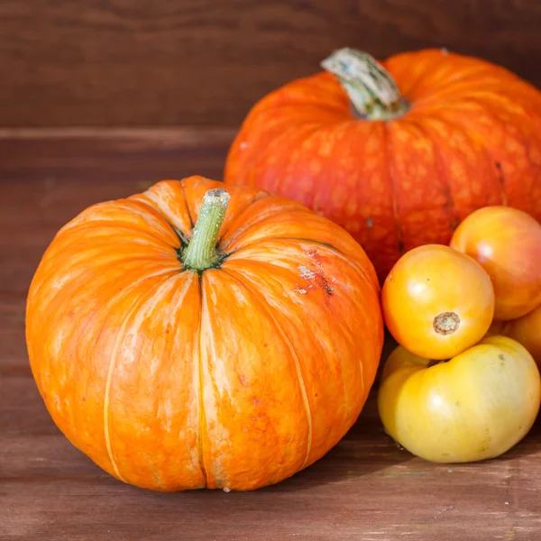 Citrouilles sur une table en bois — Photo